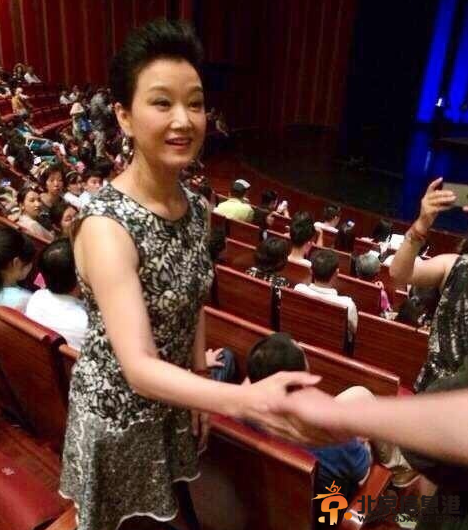 宋祖英最新消息：性感裙装现身看话剧 宋祖英结婚照及老公儿子大曝光(图)
