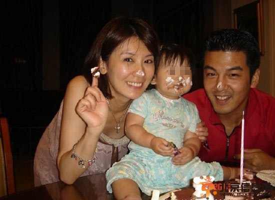 贾静雯呕吐不止 2009年贾静雯赴美寻女并与孙志浩办理离婚手续