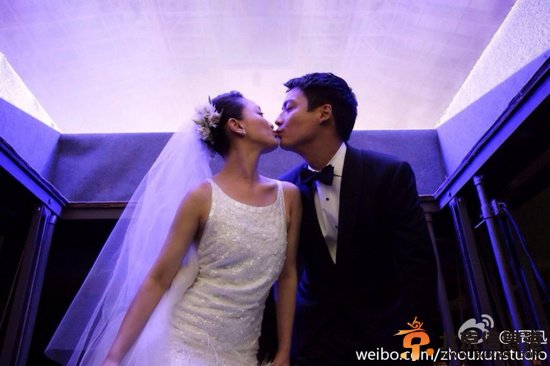 周迅结婚与丈夫深情拥吻 穿婚纱小腹微隆被疑怀孕