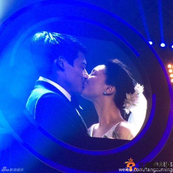 周迅宣布婚讯与高圣远热吻 引李宇春谢娜合影[图]
