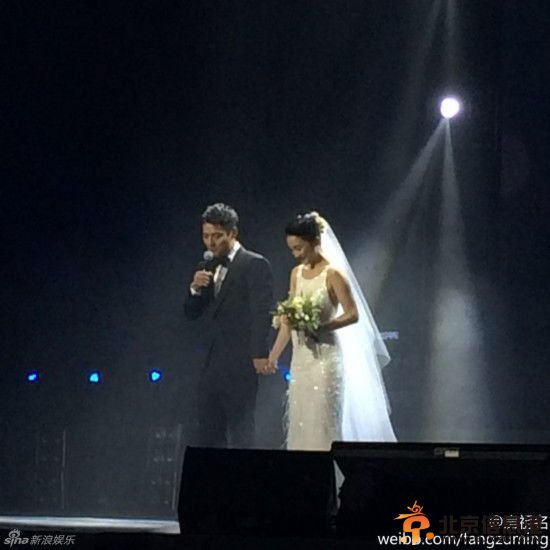 周迅宣布婚讯与高圣远热吻 引李宇春谢娜合影[图]