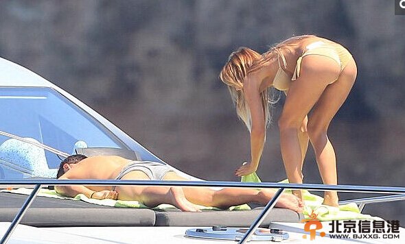格策携女友安娜-凯瑟琳度假 身材凹凸有致