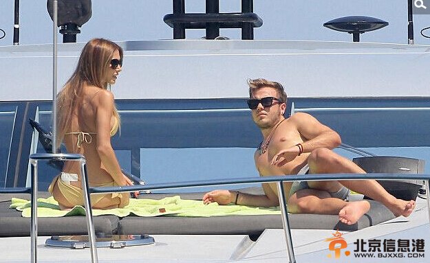 格策携女友安娜-凯瑟琳度假 身材凹凸有致