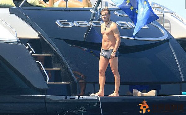 格策携女友安娜-凯瑟琳度假 身材凹凸有致