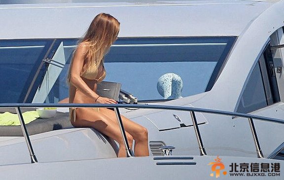 格策携女友安娜-凯瑟琳度假 身材凹凸有致