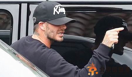 小贝罕见发飙！当街大骂狗仔队怒竖中指