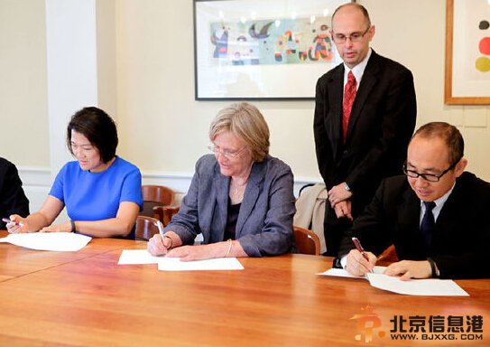 潘石屹捐1亿美元设“SOHO中国助学金”资助贫困<a href='http://www.bjxxg.cn/edu/liuxue/' target='_blank'><u>留学</u></a>生（图）