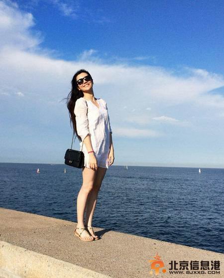 “乌贼刘”刘语熙巴塞罗那度假 短裙合照蓝天