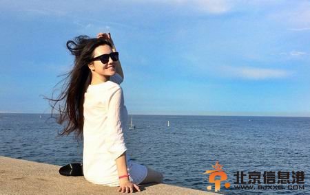 “乌贼刘”刘语熙巴塞罗那度假 短裙合照蓝天