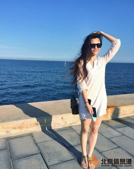 “乌贼刘”刘语熙巴塞罗那度假 短裙合照蓝天