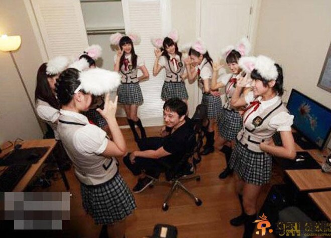 组图：王思聪与兔女郎合影 自称AV男优加藤鹰