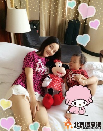李小璐与女儿床上合影 甜馨发烧不忘抠脚