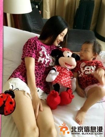 李小璐与女儿床上合影 甜馨发烧不忘抠脚