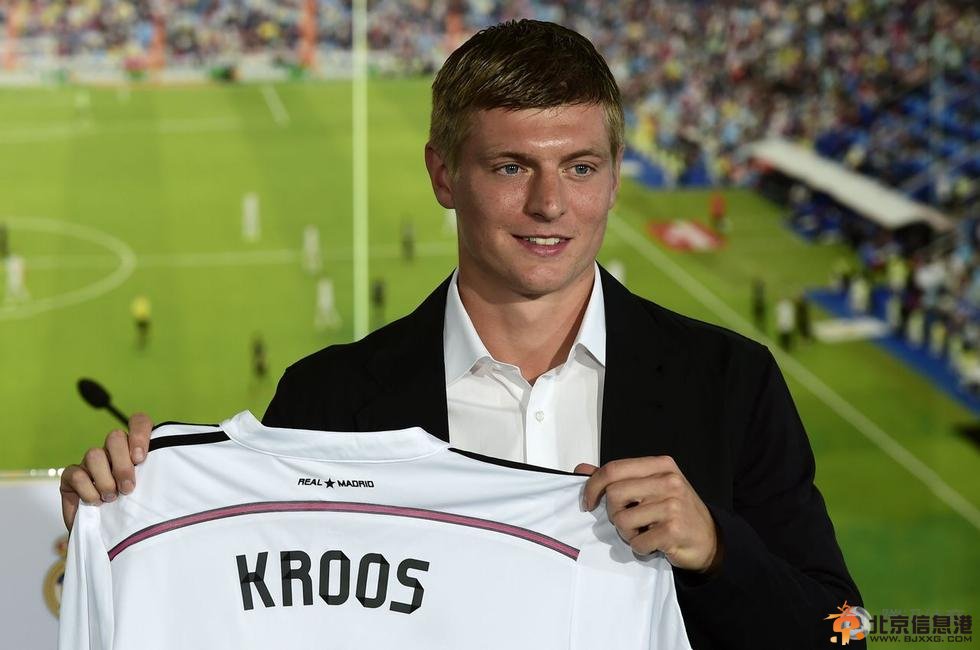 克罗斯正式亮相伯纳乌 数万球迷迎接