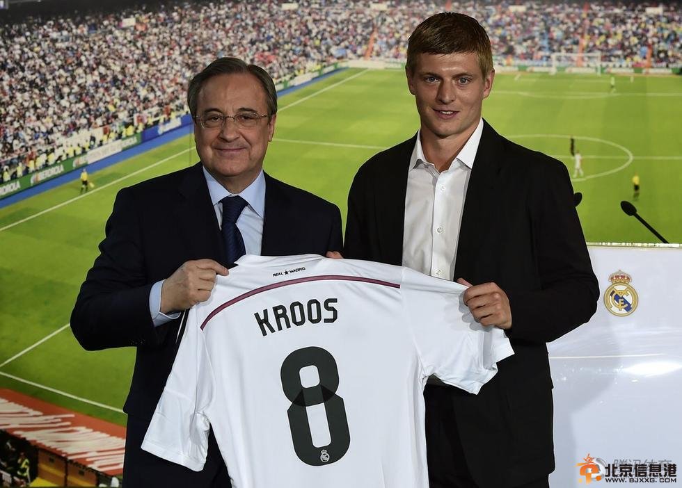 克罗斯正式亮相伯纳乌 数万球迷迎接