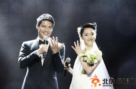 周迅高圣远启程新婚蜜月 机场恩爱自拍