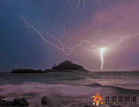 英国遭遇闪电袭城 场面壮观