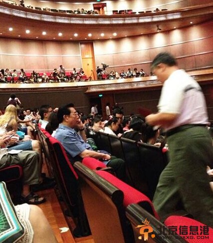 李双江近照曝光 看话剧演出心情好未受李天一影响