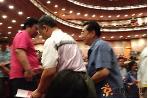 李双江近照曝光 看话剧演出心情好未受李天一影响
