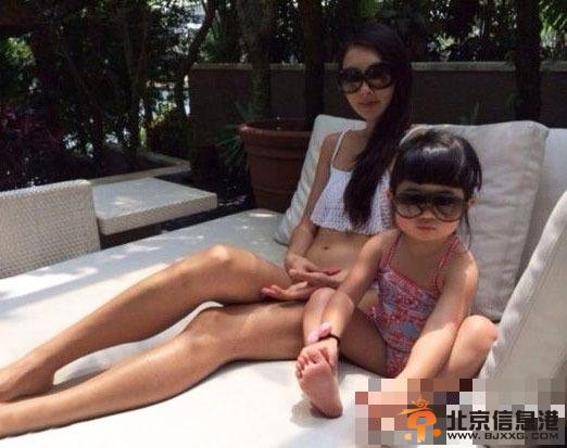 曹格老婆身材火辣大长腿小蛮腰 网友呼不像两个孩子的妈