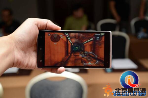 张杰现身takee 1全息手机发布会