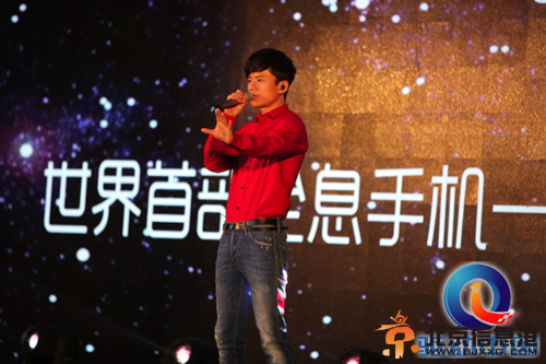 张杰现身takee 1全息手机发布会