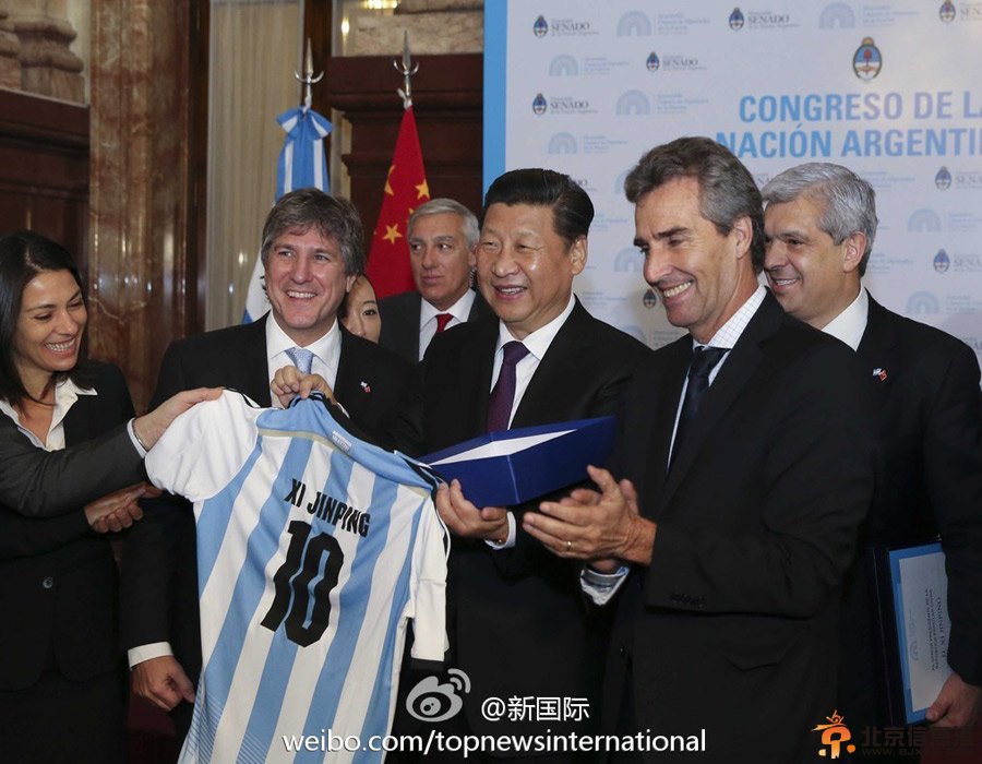 阿根廷10号 习近平获赠阿根廷国家<a href='http://www.bjxxg.cn/sports/zuqiu/' target='_blank'><u>足球</u></a>队10号球衣(图)