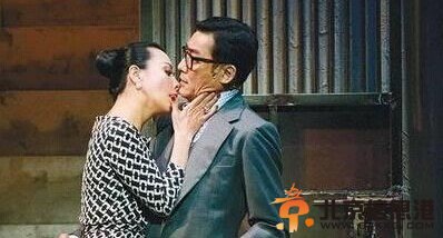 刘嘉玲梁家辉贴身热吻演舞台剧 甜蜜热吻吸睛【图】