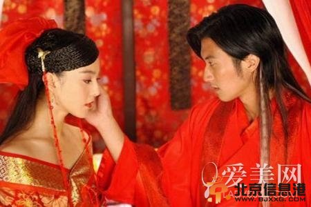  揭秘霆锋与《十二道锋味》女星亲密关系！ 