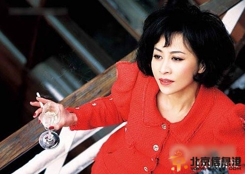 刘嘉玲梁家辉贴身热吻