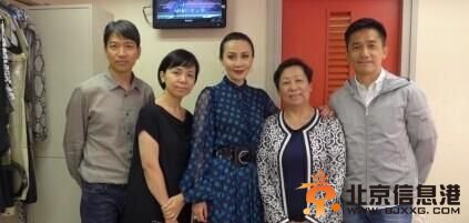 刘嘉玲搂着婆婆合影