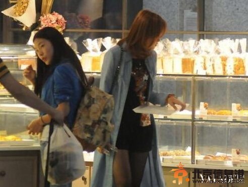 组图：叶一茜黑丝美腿亮相机场 秒杀范冰冰杨幂