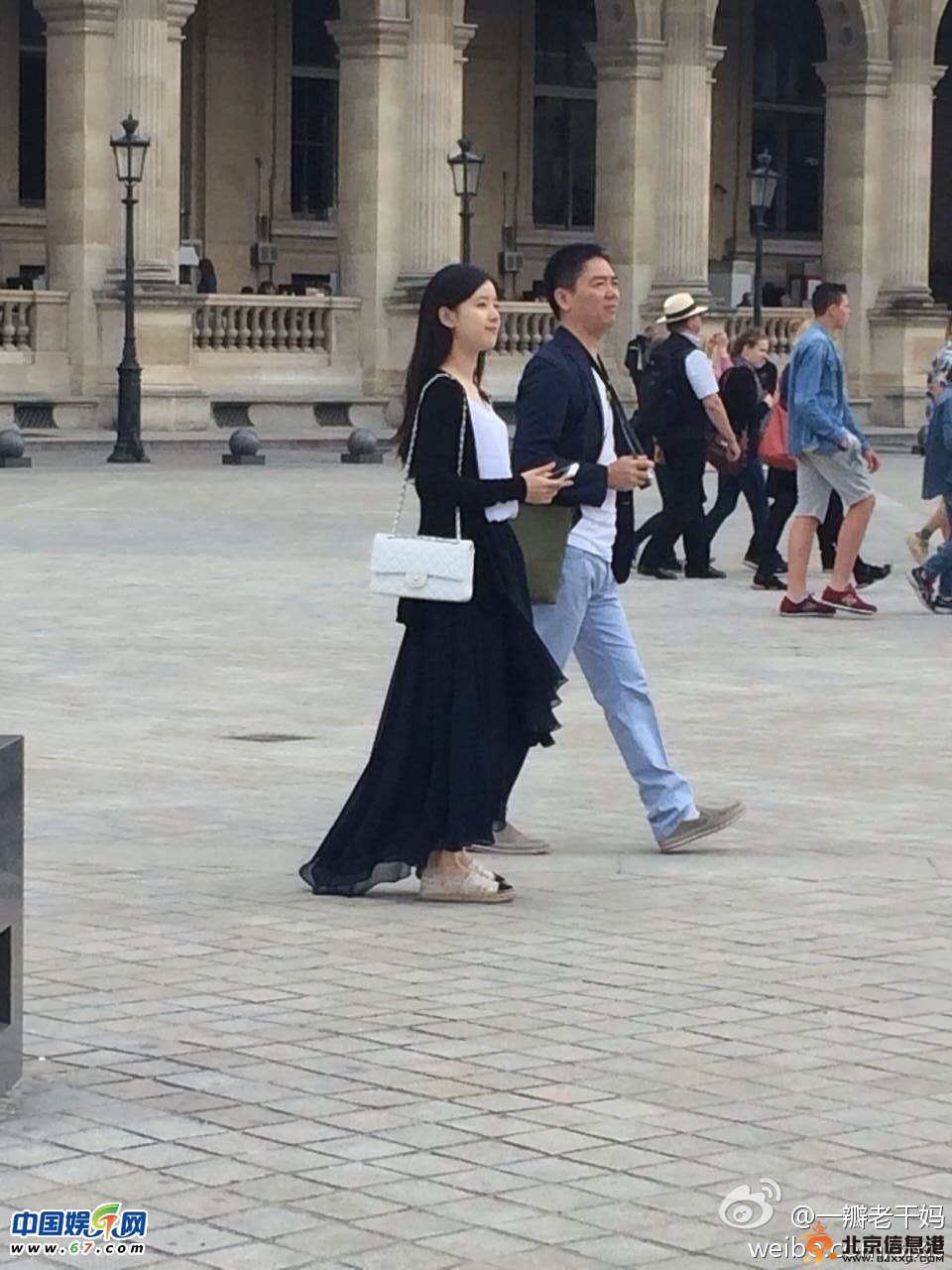 刘强东带女友甜蜜游巴黎 为仙仙长裙奶茶妹拍照