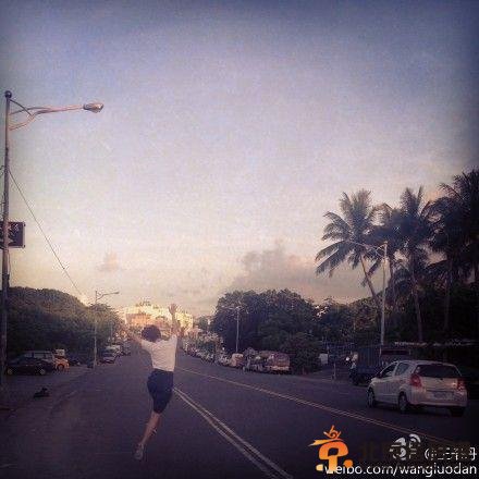 王珞丹奔跑背影网友调侃 王珞丹韩寒领衔揭<a href='http://www.bjxxg.cn/ent/' target='_blank'><u>娱乐</u></a>圈的真假地下情