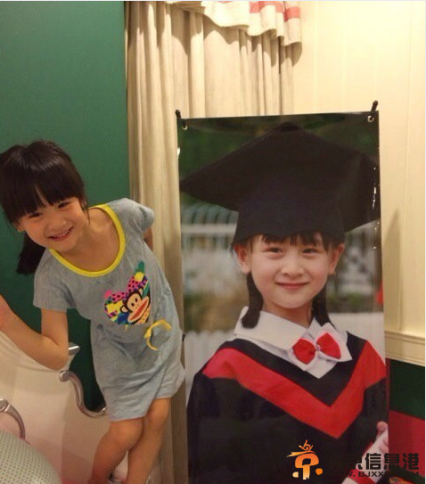 森碟晒巨型幼儿园毕业照 酷似天天遭网友调侃夫妻相