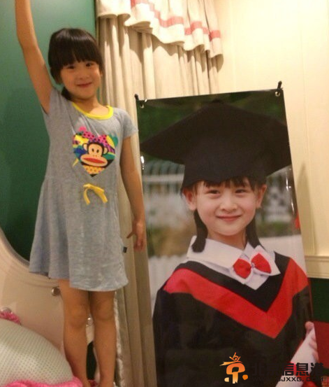 森碟晒巨型幼儿园毕业照 酷似天天遭网友调侃夫妻相
