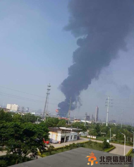 江苏淮安一化工厂发生爆燃 伤亡不明