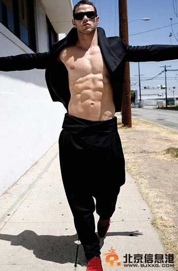 一龙铁腿踢飞泰拳王