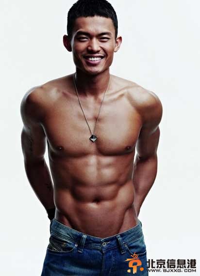 一龙铁腿踢飞泰拳王