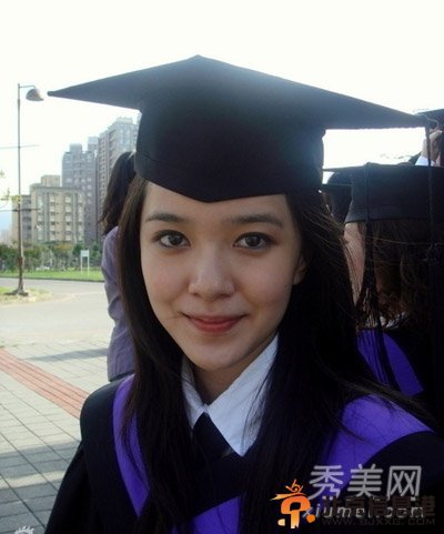 郭采洁大学毕业照小清新迷死人 女星毕业照造型大PK