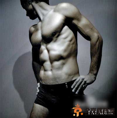 一龙铁腿踢飞泰拳王