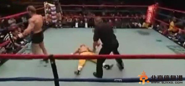 一龙最新比赛视频：一龙铁腿踢飞泰拳王致其痛哭 最牛1分40秒ko美国特警雪耻