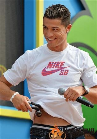 C罗旋风横扫日本 秀腹肌征服疯狂女粉丝(图)