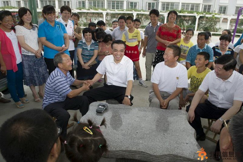 李克强山东考察城镇化：关注落户就业收入叮嘱孝敬父母
