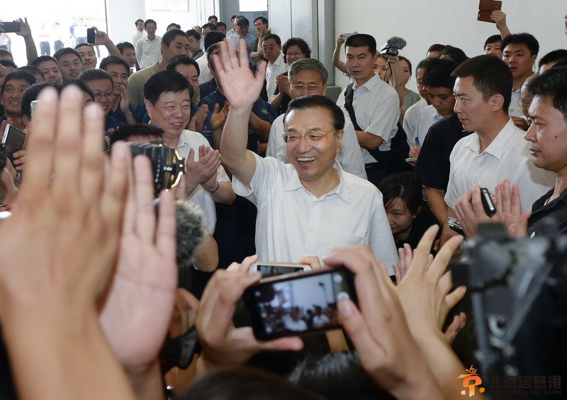 李克强山东考察城镇化：关注落户就业收入叮嘱孝敬父母