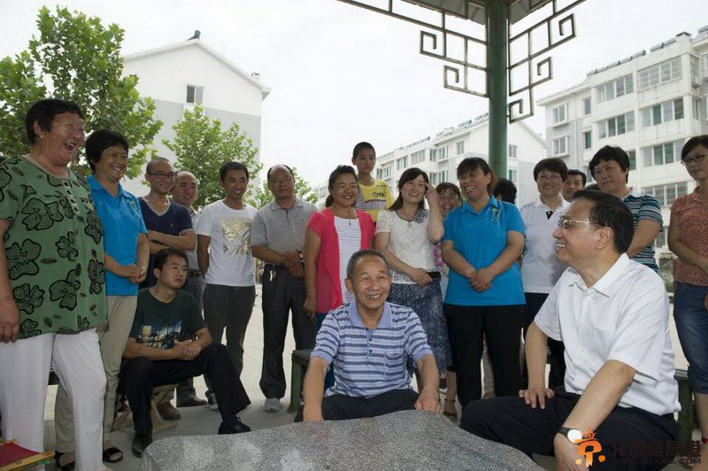 李克强山东考察城镇化：关注落户就业收入叮嘱孝敬父母