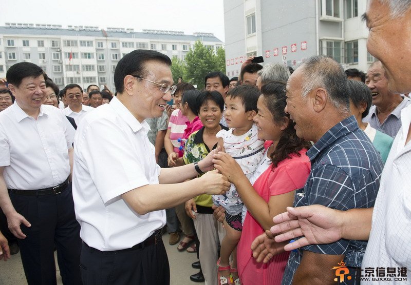 李克强山东考察城镇化：关注落户就业收入叮嘱孝敬父母