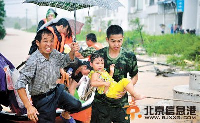 7月24日，江西省九江市德安县宝塔乡，救援人员从冲锋舟上抱下一名小女孩。受台风“麦德姆”影响，截至24日16时，江西九江已有10万余人受灾。