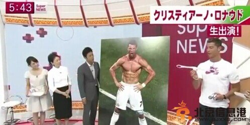 C罗被日本男主持怪举惊呆 亲自为大妈按摩(组图) 