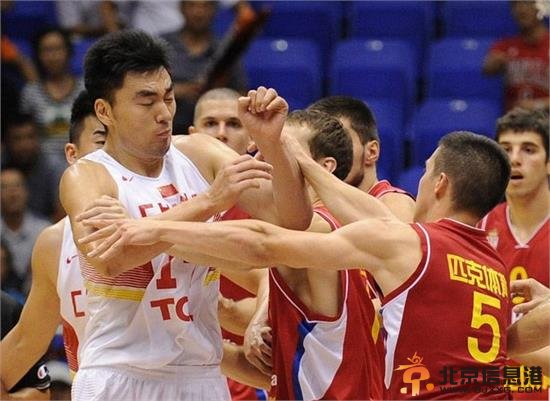 中国男篮打架斗殴视频全记录 输球又输人 
